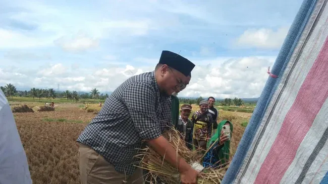 Calon Bupati Idaman Tanah Datar Gotong Royong Bersama Masyarakat Nagari Minangkabau