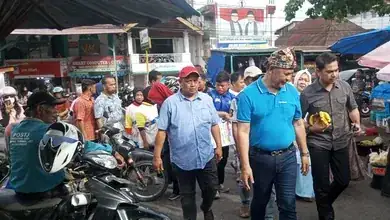 Sang Capten Epyardi Asda Blusukan ke Pasar Batusangkar
