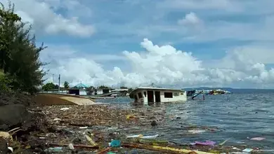 Sampah Terdampar Di Pantai Perikanan Bastiong