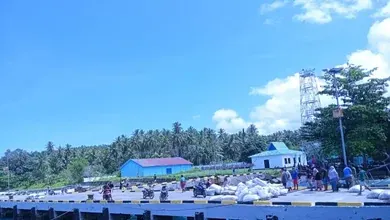 Pelabuhan Desa Wayaloar Obi Selatan Terlihat Ada Aktifitas TKBM