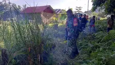 Babinsa Koramil 1509-02/Obi Bakti Bersama Warga Desa Alam Pelita