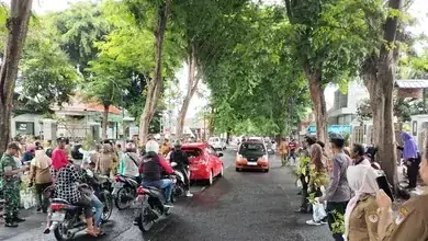 Awal Tahun Sedekah Oksigen, Perhutani Banyuwangi Raya Beserta Stakeholder Bagikan 2025 Bibit Tanaman Kepada Pengguna Jalan