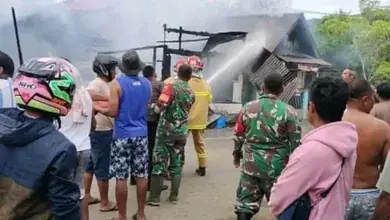 TNI Dan Tim Gabungan Sigap Tangani Kebakaran Hebat Di Halmahera Timur