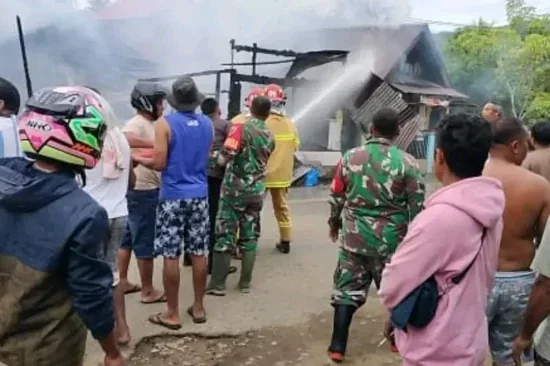 TNI Dan Tim Gabungan Sigap Tangani Kebakaran Hebat Di Halmahera Timur