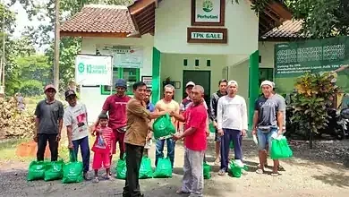 Menyambut Hari Jadi Perhutani ke 64, Sebanyak 75 Paket Sembako Dibagikan Kepada Pekerja Lapangan Perhutani KPH Banyuwangi Selatan