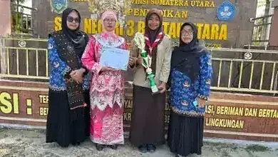 Kepsek SMAN3 Rantau Utara Beri Penghargaan Siswi Berprestasi FESKIBARA Sumut