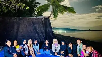 Pemuda Pemudi Desa Gambaru Obi Selatan Kemping Bersama Di Sekitar Pesisir Pantai