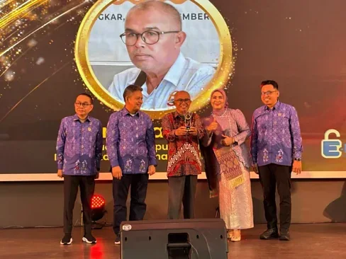 Perkuat Literasi Publik, Almudazir Diganjar Penghargaan AMP 2025 KI Sumbar