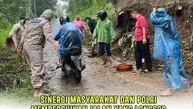 Tanah Longsor Tutup Akses Jalan Jorong Lurah Ampang, Warga dan Polisi Gotong Royong Bersihkan Rute