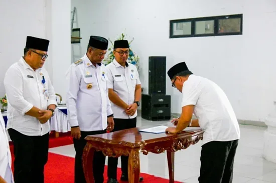 Bupati Oskar Pimpin Penandatanganan Pakta Integritas dan Perjanjian Kerja 2026