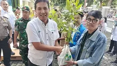 Ribuan Bibit Pohon Dibagikan Perhutani Banyuwangi Raya Kepada Masyarakat di Awal Tahun 2026