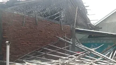 Hujan Dan Angin Terjang Rumah Di Telukbango Roboh