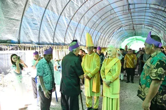 Bupati Oskar Didampingi Ketua TP-PKK Boltim Hadiri Upacara Tulude Jiko Bersatu