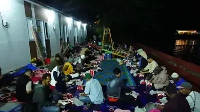 Sahur Bersama Penghuni Huntara di Guguak Malalo, Bupati Ingin Pastikan Korban Bencana Nyaman