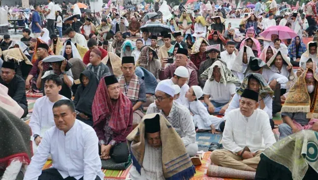 Ribuan Umat Muslim Laksanakan Shalat Idulfitri di Lapangan Cindua Mato