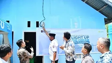 Program LUTD PLN bawa listrik gratis ke 4 keluarga Desa Matabulu Boltim. Bupati Oskar Manoppo nyalakan sakelar, wujud kolaborasi pemerintah-BUMN untuk warga prasejahtera.