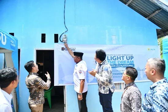 Program LUTD PLN bawa listrik gratis ke 4 keluarga Desa Matabulu Boltim. Bupati Oskar Manoppo nyalakan sakelar, wujud kolaborasi pemerintah-BUMN untuk warga prasejahtera.