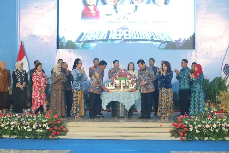 Satu tahun kepemimpinan Gubernur Yulius Selvanus dan Wakil Gubernur Victor Mailangkay di Sulawesi Utara, refleksi kolaborasi, semangat mapalus, dan tanggung jawab moral dalam membangun Bumi Nyiur Melambai menuju kesejahteraan rakyat.