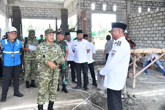 Pangdam XIII/Merdeka Mayjen TNI Mirza Agus bersama Bupati Boltim Oskar Manoppo tinjau pembangunan Yonif TP 868/Bantong Sakti di Desa Motongkad Utara. Sinergi TNI dan pemerintah daerah perkuat pertahanan wilayah Sulawesi Utara.