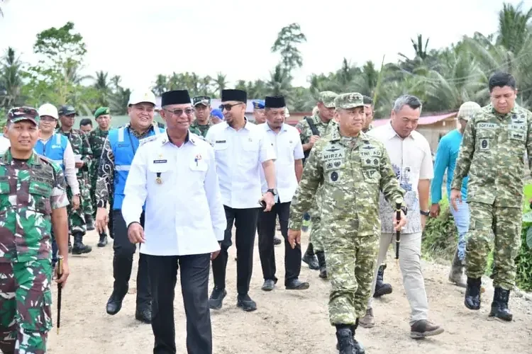 Pangdam XIII/Merdeka Mayjen TNI Mirza Agus bersama Bupati Boltim Oskar Manoppo tinjau pembangunan Yonif TP 868/Bantong Sakti di Desa Motongkad Utara. Sinergi TNI dan pemerintah daerah perkuat pertahanan wilayah Sulawesi Utara.