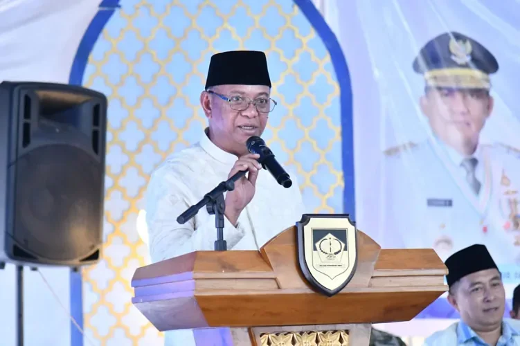 Gubernur Sulut Yulius Selvanus Safari Ramadan di Bolaang Mongondow Timur, serahkan bantuan sosial dan SHM transmigrasi. Dorong pengembangan 25 blok WPR 2.500 hektare untuk tingkatkan PAD dan kesejahteraan masyarakat Sulawesi Utara.