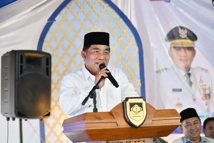 Gubernur Sulut Yulius Selvanus Safari Ramadan di Bolaang Mongondow Timur, serahkan bantuan sosial dan SHM transmigrasi. Dorong pengembangan 25 blok WPR 2.500 hektare untuk tingkatkan PAD dan kesejahteraan masyarakat Sulawesi Utara.
