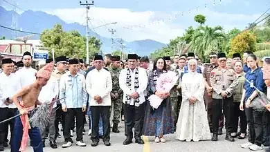 Gubernur Sulut Yulius Selvanus Safari Ramadan di Bolaang Mongondow Timur, serahkan bantuan sosial dan SHM transmigrasi. Dorong pengembangan 25 blok WPR 2.500 hektare untuk tingkatkan PAD dan kesejahteraan masyarakat Sulawesi Utara.