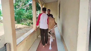 Jaga Kebersihan Rumah Ibadah, Satgas TMMD Kodim 0402 OKI Bersihkan Masjid Al-Hidayah Bersama Warga