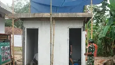 Di Tengah Lumpur Dan Peluh, TNI Dan Warga Pematang Sukatani Wujudkan Asa Lewat Pembangunan MCK TMMD Ke-128