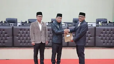 Wali Kota Weny Gaib dan Wakil Wali Kota Rendy Virgiawan Mangkat Hadiri Paripurna DPRD