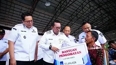Bantuan Sosial kepada Masyarakat Terdampak Bencana Hidrometeorologi 2025 Diserahkan Bupati Eka Putra