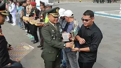 HUT Bhayangkara ke-80, Arif Rahman dan Tandiang KOA Badunsanak Terima Trofi serta Piagam Penghargaan