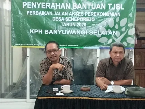 Lama Mengalami Kerusakan, Perhutani KPH Banyuwangi Selatan Serahkan Bantuan TJSL Guna Perbaikan Jalan di Siliragung