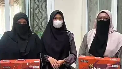Peduli Generasi Qurani, Trinovi Khairani Sitorus Serahkan Bantuan Laptop dan Biaya Kuliah untuk Mahasiswa dan Guru Tahfiz