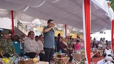 Ketua DPRD Tanah Datar Anton Yondra Saksikan Pawai Alegoris HUT RI ke-81 di Batusangkar