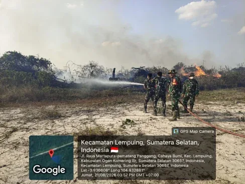 Babinsa Koramil 402-10/Kayuagung Bersama Damkar Padamkan Kebakaran Lahan Seluas 35 Hektare di Desa Cahya Bumi