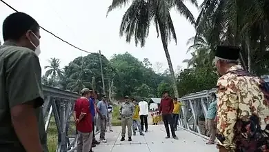 Bupati Bersama Anggota DPRD Tinjau Progres Pembangunan Jembatan Bailey Tanjung Anau