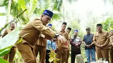 Bupati Eka Putra Ziarah ke Makam Afrizon Kenang Almarhum Sebagai Sosok yang Gigih