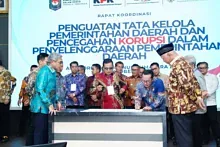 Bupati dan Ketua DPRD Tanah Datar Tanda Tangani Komitmen Bersama Wujudkan Tata Kelola Pemerintahan yang Transparan