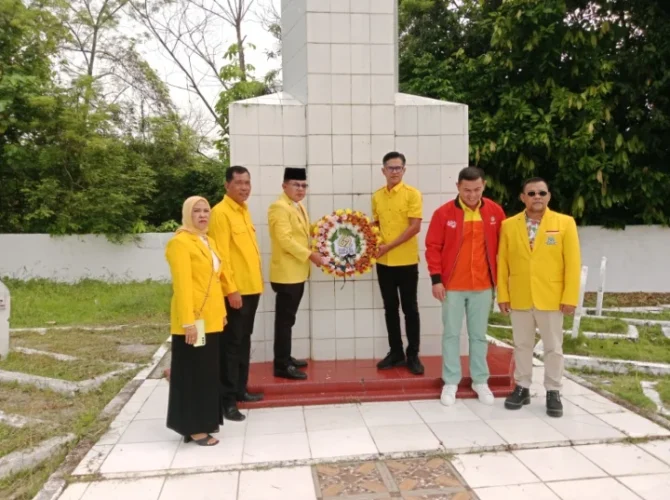 Foto pendukung berita HUT ke-62 Golkar Tanah Datar: Ziarah ke Makam Pahlawan dan Tekad Berkarya Nyata untuk Rakyat